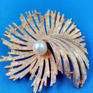 Vintage mid century gold tone swirl pin with pearl center Capri